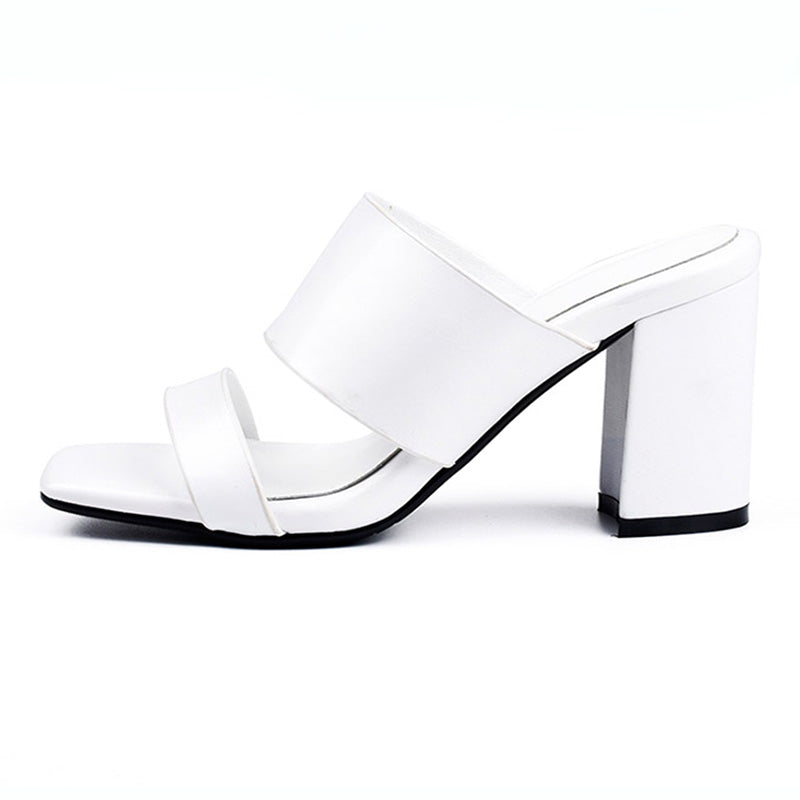 Thick-heeled black slippers for outdoor wear