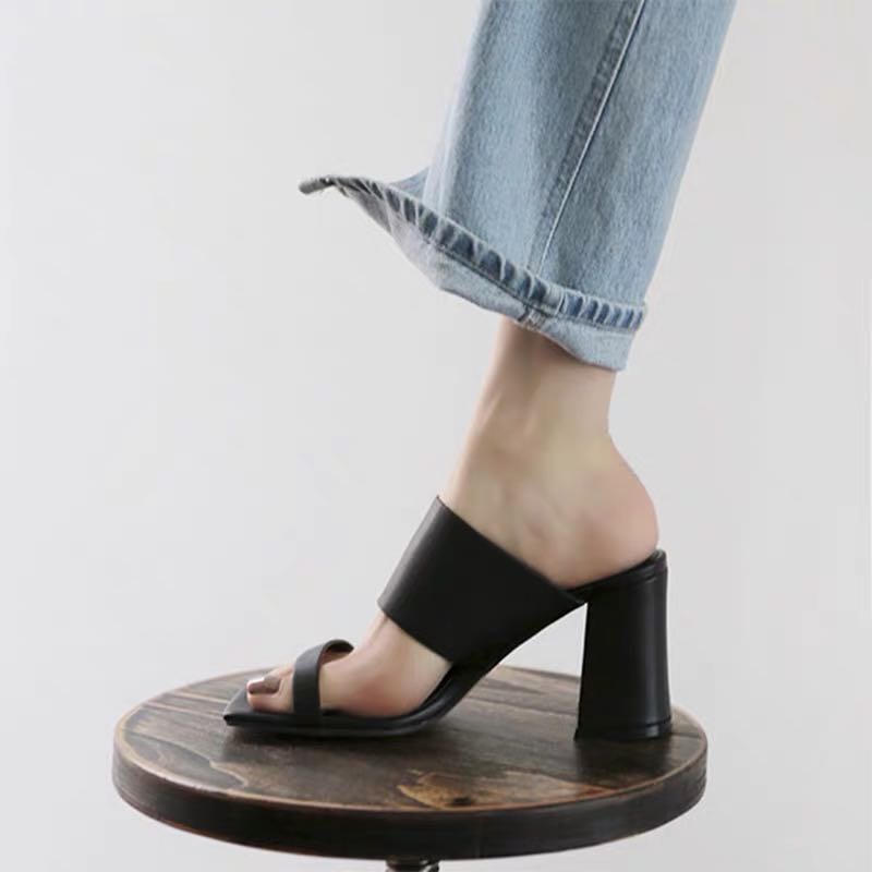 Thick-heeled black slippers for outdoor wear